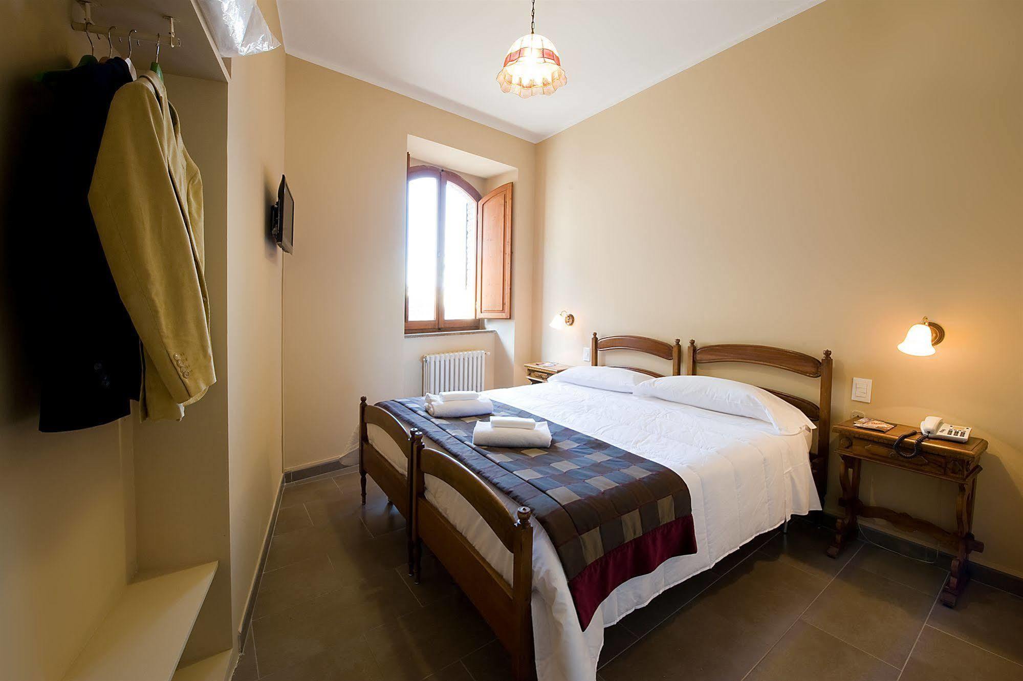 אסיסי Hotel Properzio מראה חיצוני תמונה