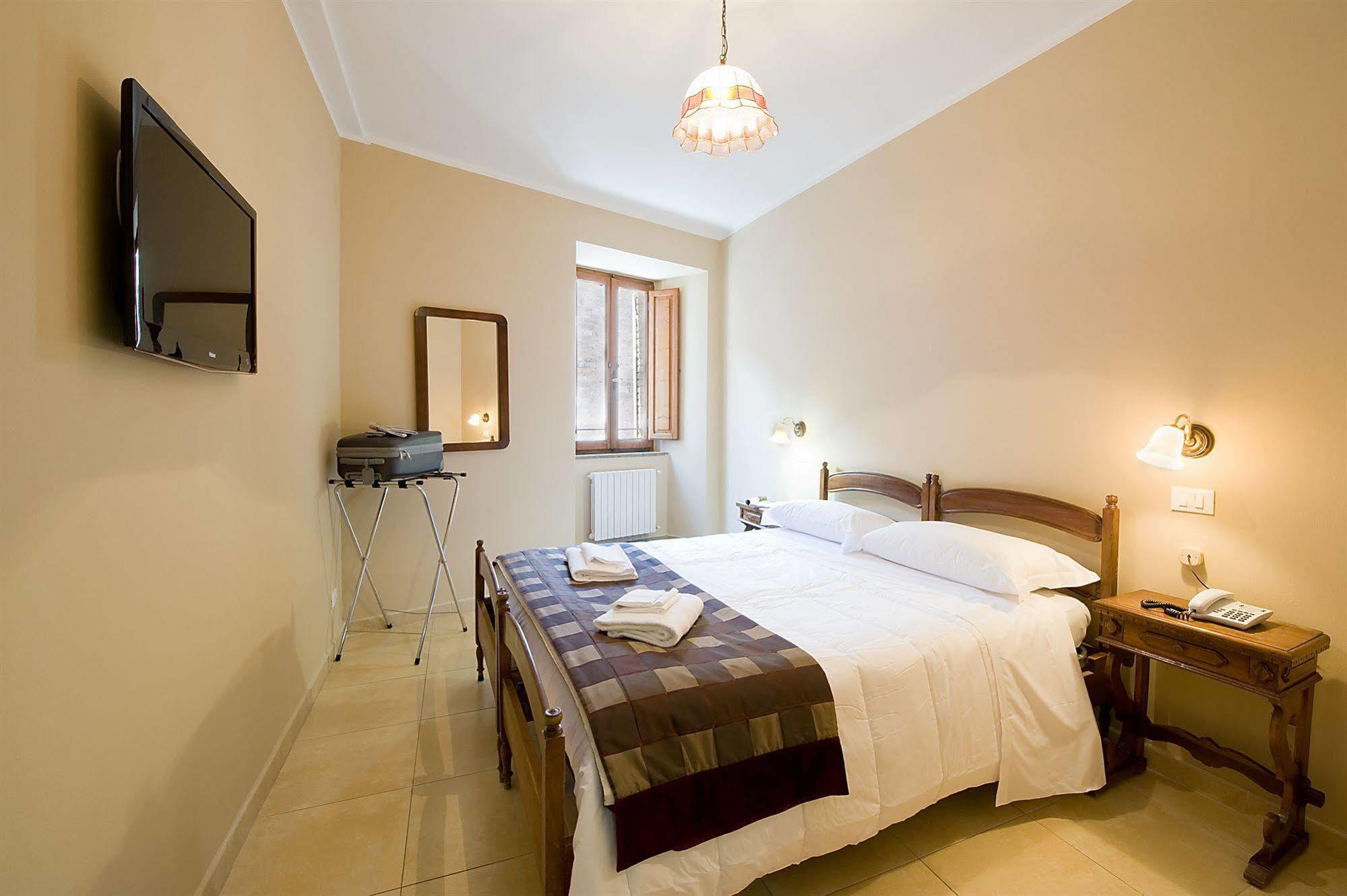 אסיסי Hotel Properzio מראה חיצוני תמונה