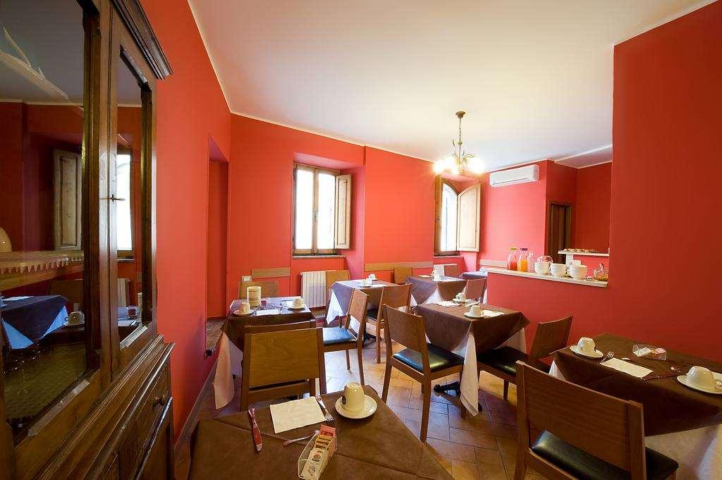 אסיסי Hotel Properzio מסעדה תמונה